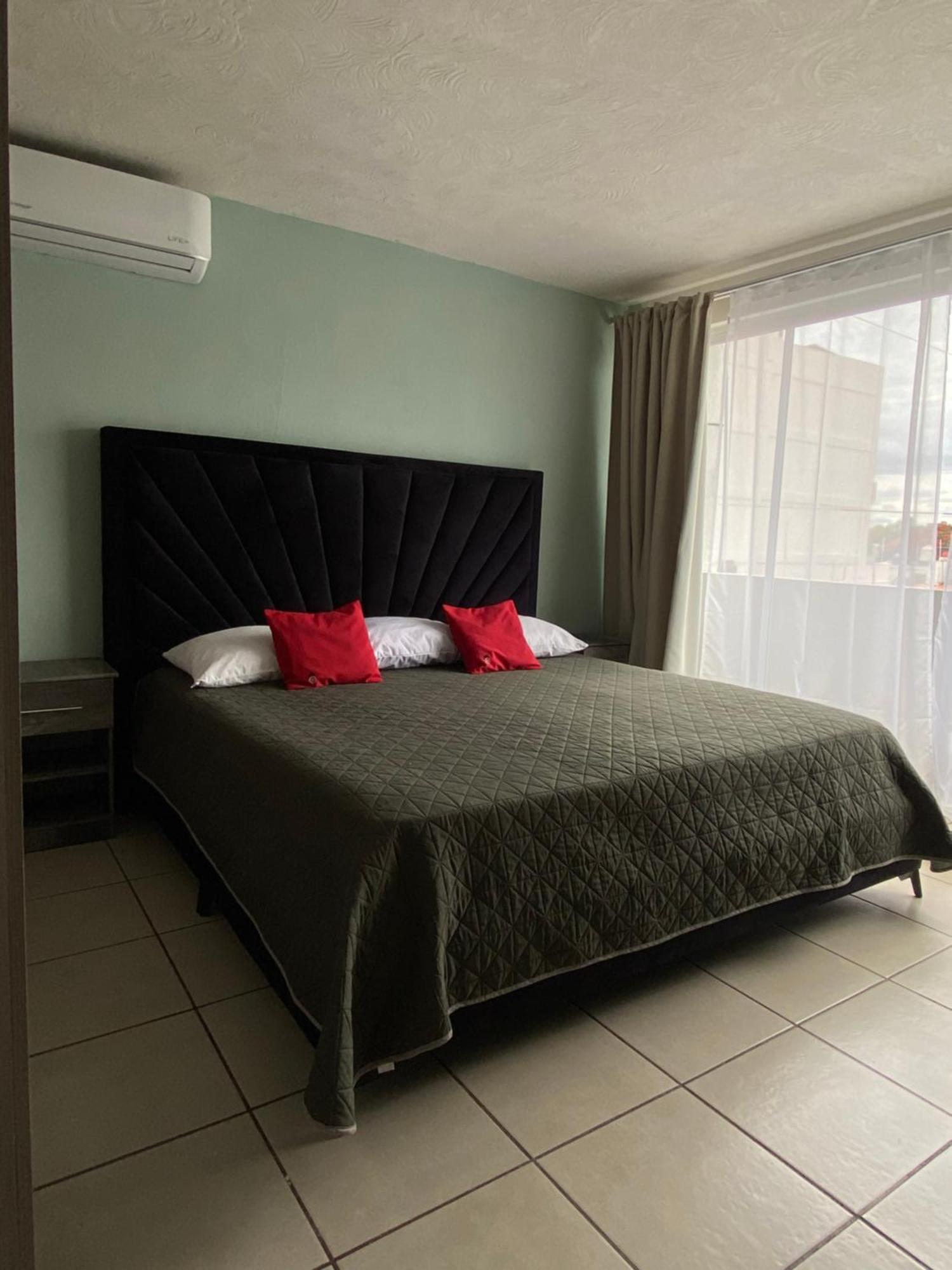 1 Venator House Boutique Aparthotel León Exteriör bild